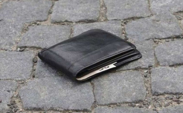 Őrizetlenül hagyott pénztárcát lopott a nő, a rendőrök lezárták a nyomozást