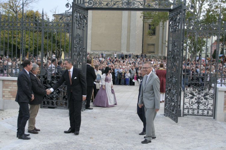 Esterházy-kastély kapujának átadóünnepsége
