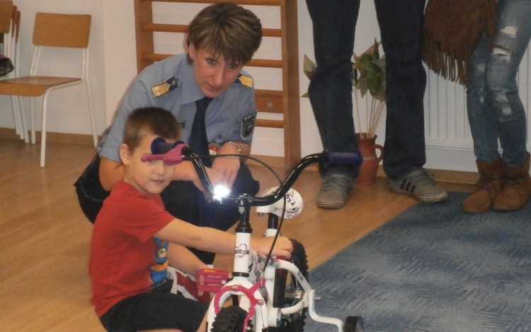 Biciklit kaptak ajándékba az ovisok