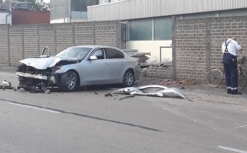 Biciklist gázolt majd kerítésnek csapódott egy BMW-s a Bezerédi utcában