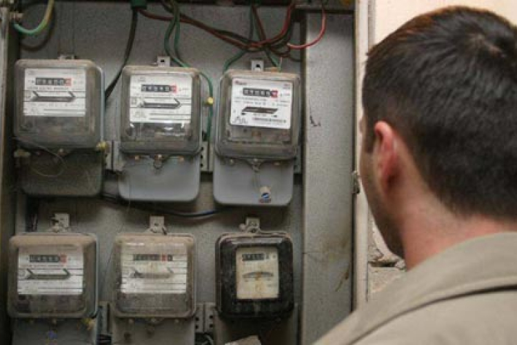 Villanyóra leolvasónak adta ki magát