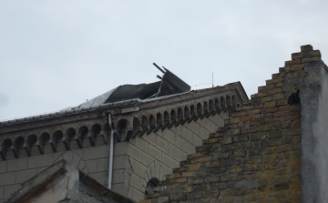 A Zsinagóga tetejét is megbontotta a szél
