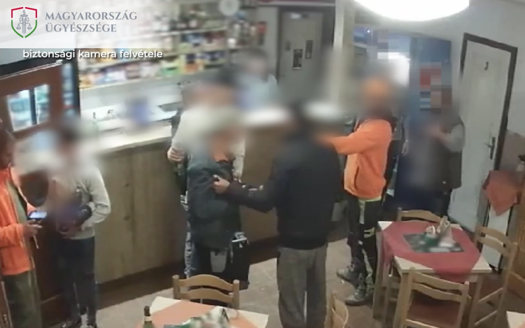 Szilánkosra tört üvegnyakkal támadt a sértettre a Pápa környéki faluban - Videóval