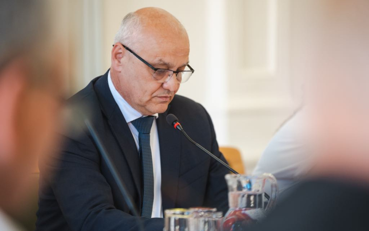 Önkormányzati cégösszevonással kezelné a pénztelenséget Grőber Attila