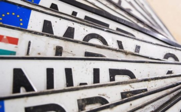 Más rendszámot szerelt fel az autóra