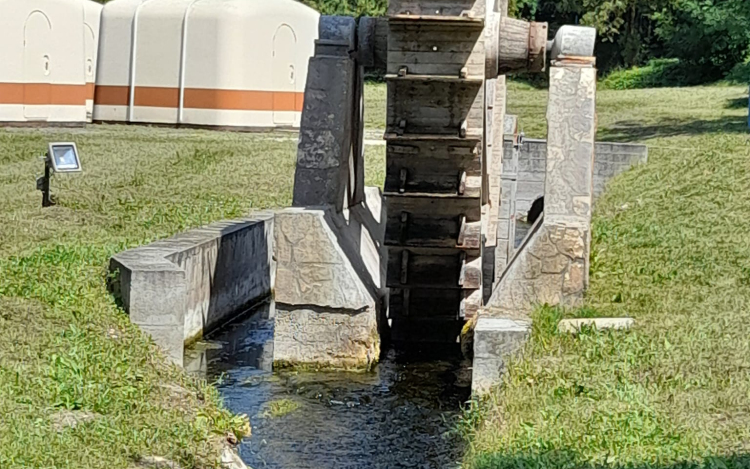 Megállt a tapolcafői malomkerék, annyira lecsökkent a forrás vízhozama