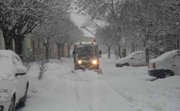 Újabb havazás érkezett - Lezárták a 83-ast