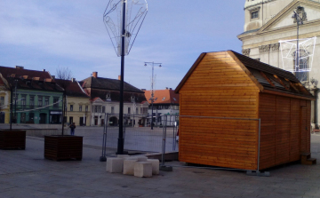 Épül a jégpálya a Fő téren