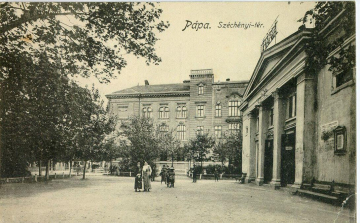 Az egykori pápai kőszínház nyomában