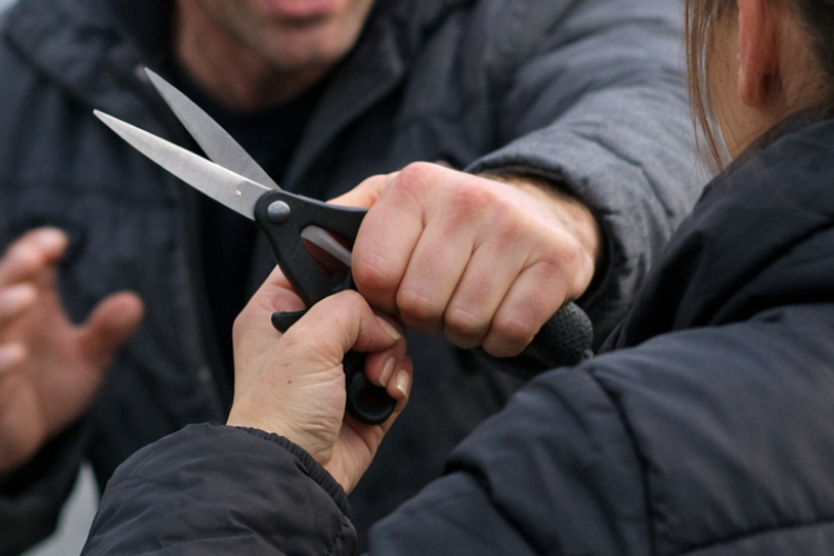 Ollóval támadt volt élettársára és annak új párjára a pápai belvárosban