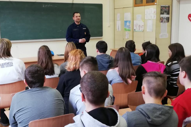 Az internet veszélyeiről Mezőlakon