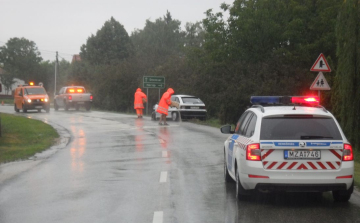 Két személyautó ütközött Pápakovácsi belterületén