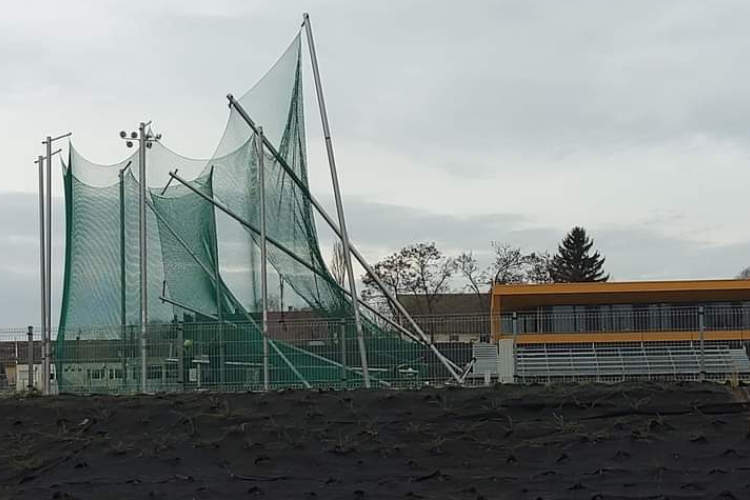 Megrongálta a viharos szél az épülő Atlétikai Centrum dobókörének hálóját