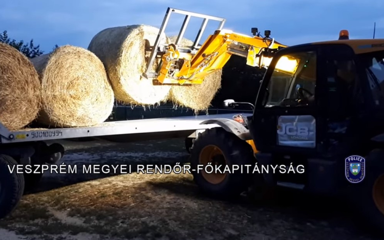 Több mint száz szénabálát loptak el