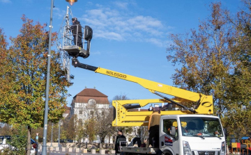 Kiderült, miért vannak még fent az ünnepi díszek a városban