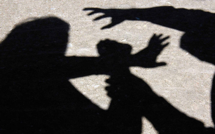 Segíteni akart az úton kóborló férfinak, aki cserébe belelökte az árokba 