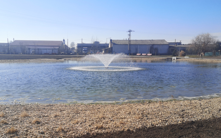 Elbontották a kordonokat, birtokba vehetik a városlakók Pápa új közparkját