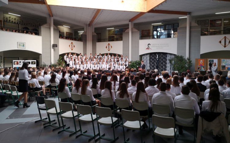 Jubileumi hét a Petőfiben - 25 évvel ezelőtt költözött új épületébe az iskola