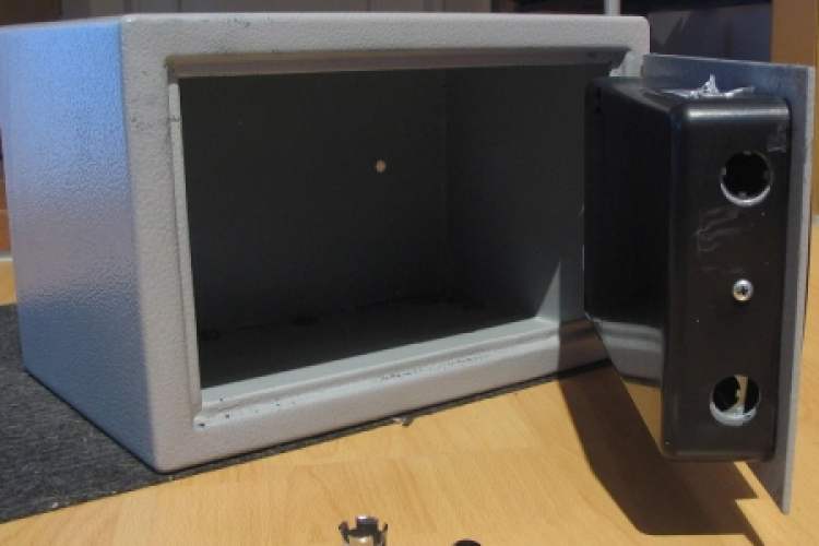 Pápai cégek irodáiba, vagy üzleteibe törtek be