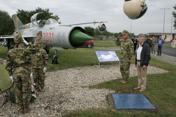 Bajtársi találkozó a Bázisrepülőtéren