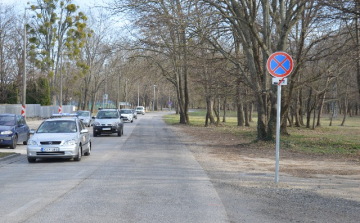 Figyelem! Tilos a parkolás az út mentén a használtcikk piacoknál
