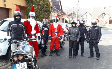 Nagy sikert arattak a motoros mikulások Pápán