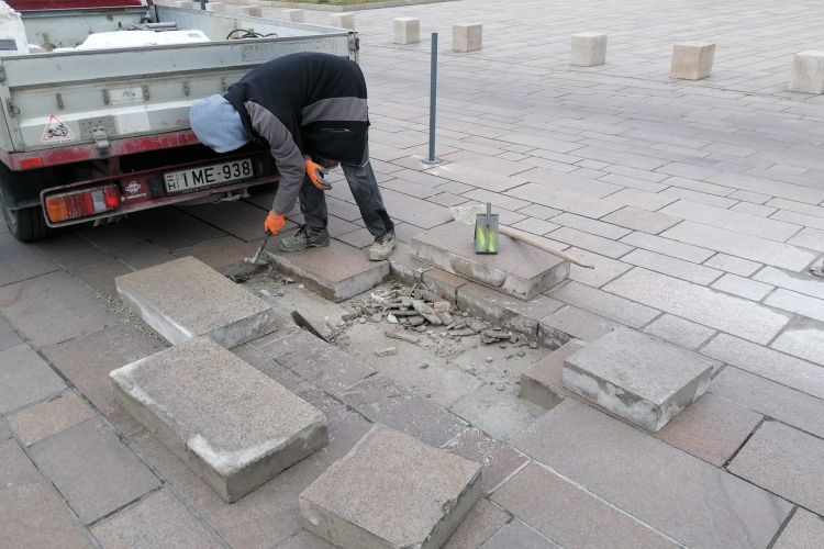 Fél pályás útzár mellett javítják az utat a Fő téren