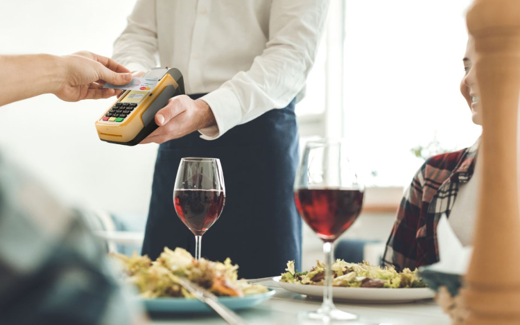 Kötelező POS terminál: hogyan szerezd be, és hogyan szólj a vevőidnek?