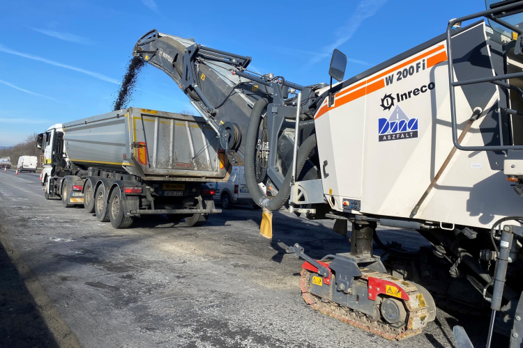 Megsérült a burkolat a tömegbaleset helyszínén, kicserélik az aszfaltot