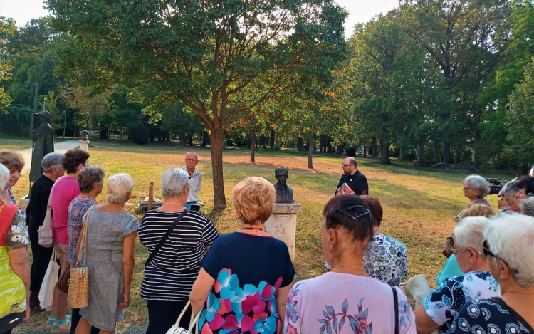 Történeti-irodalmi-művészeti félóra