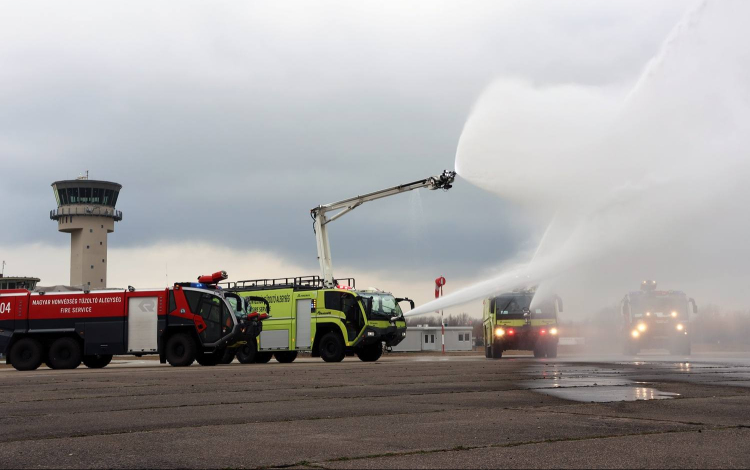 Új tűzoltóautó érkezett a pápai légibázisra