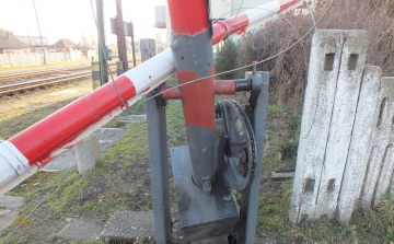 A rendőrök elfogták azt a férfit, aki sorompónak ütközött egy autóval