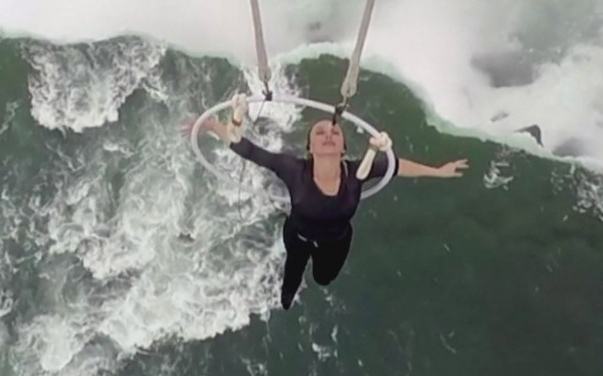 Fogával kapaszkodva lógott a Niagara vízesés felett Erendira Wallenda 