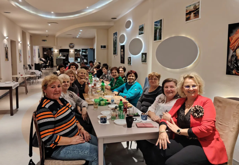 Szomszéd Kávézó és Rendezvényhelyszín - Pápa