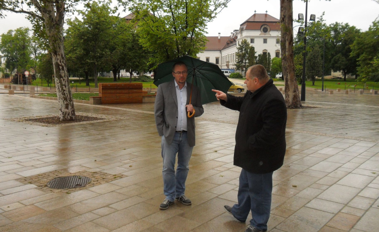 Játszótér épül a Fő téren