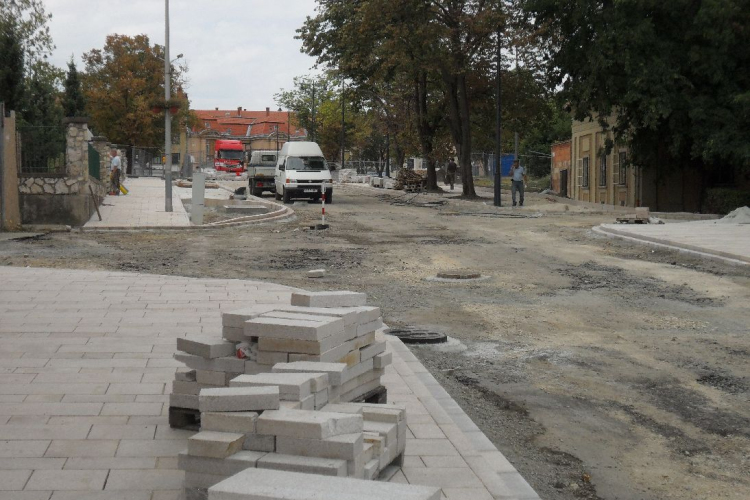 Fugáznak, aszfaltoznak, építik a színpadot a Fő téren