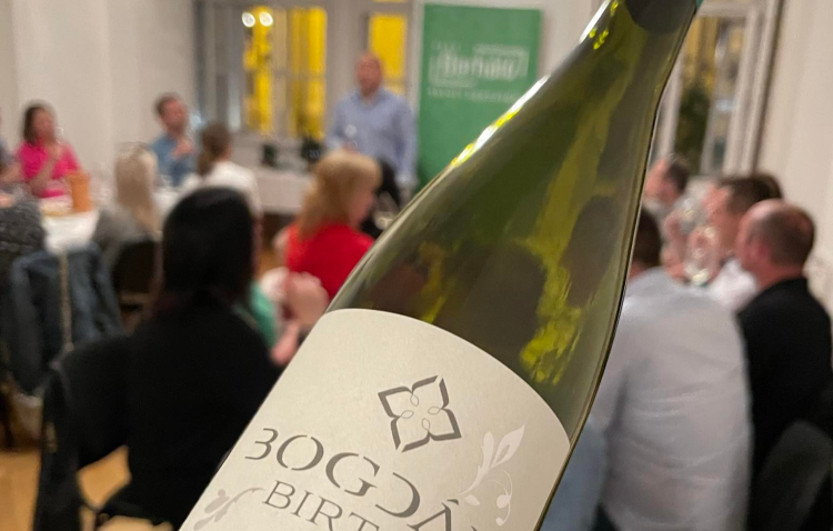 Kiváló hangulatú borkóstoló Bogdán Leventével