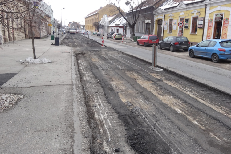 Megkezdődött a munka a Jókai utcában