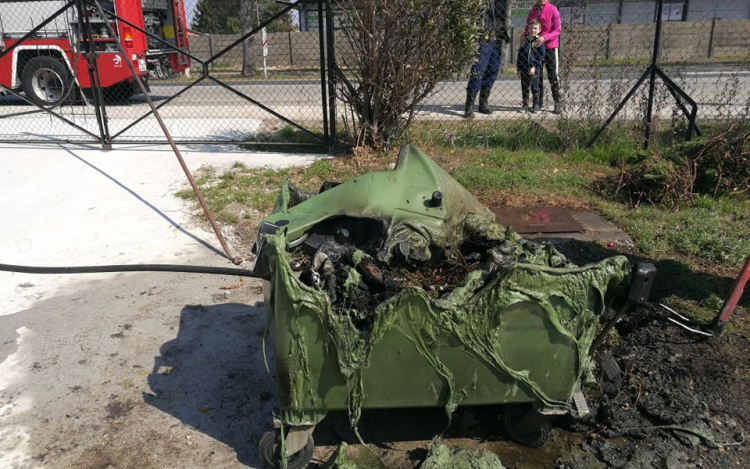 Kigyulladt egy hulladékgyűjtő edény a Kálvária temetőben