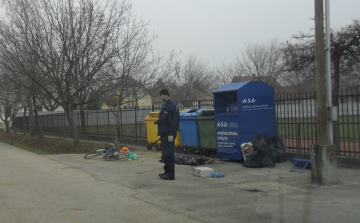 Beszorult a ruhagyűjtő konténerbe és meghalt egy 18 éves fiú Pápán