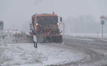 Megérkezett a havazás - Pápa útjai havasak, latyakosak, sónedvesek