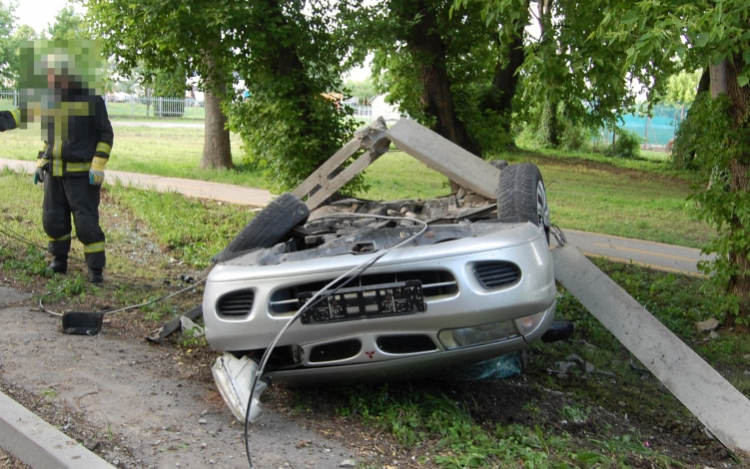 Ittas volt a villanyoszlopnak ütközött autó vezetője 