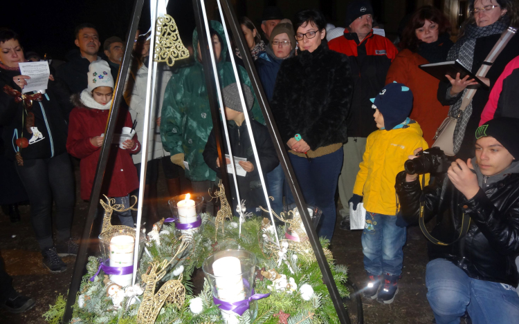 Jézus személye mindenki számára megkerülhetetlen – Meggyújtották a városi adventi koszorú harmadik gyertyáját