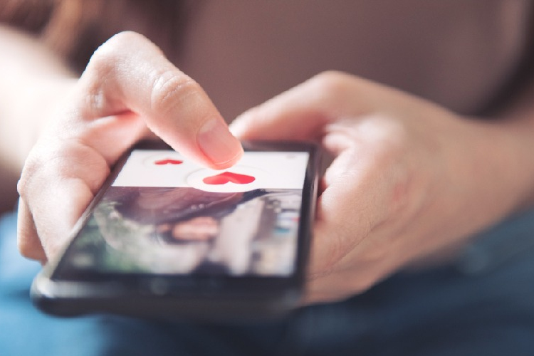 Ismert olasz zenésznek adta ki magát, 3 milliót utalt neki a pápai hölgy