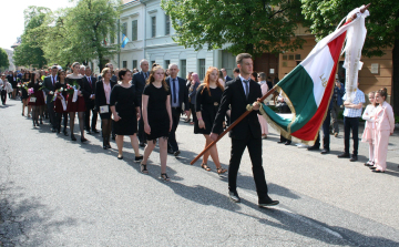 Elballagtak a város végzős diákjai!