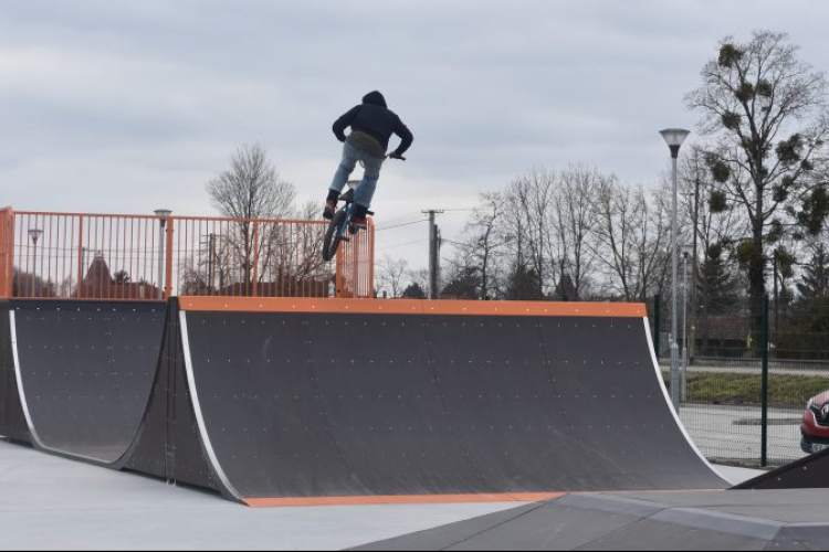 Letesztelték a BMX-esek az új pápai skatepályát!