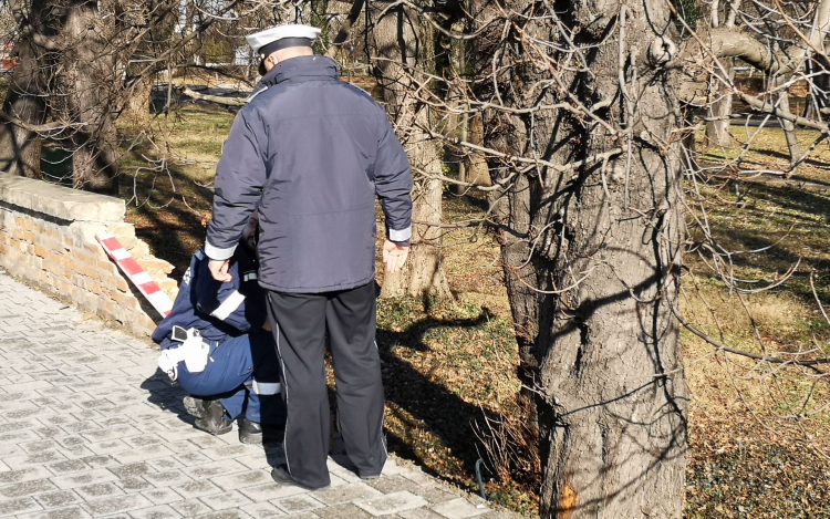 A rendőrség is keresi az autóst, aki nekihajtott a Szent István úti támfalnak