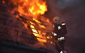 Melléképület gyulladt ki Mihályházán - A teljes tetőszerkezet lángolt!
