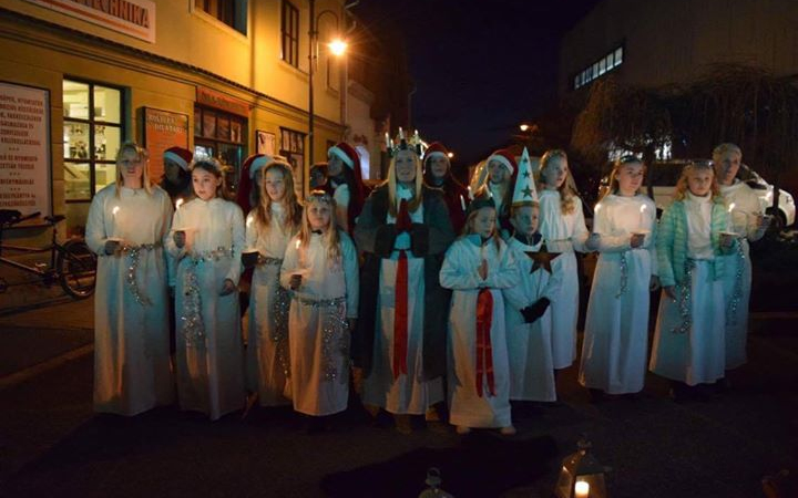 Ne lepődjön meg, ha fehér ruhás gyerekeket lát a Kossuth utcán