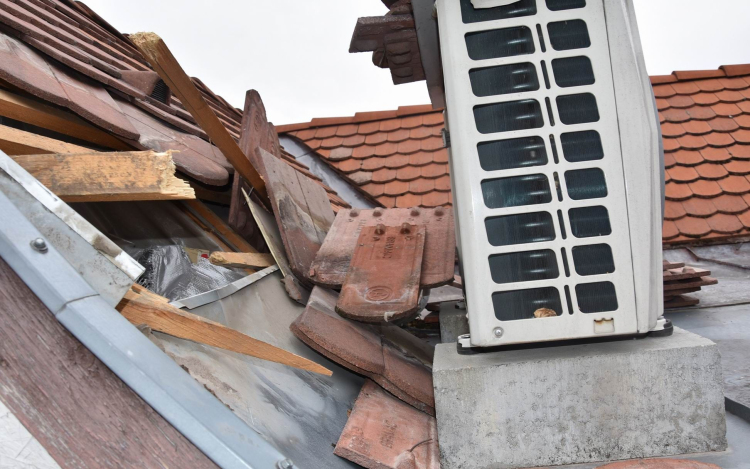 A tetőn át mászott be a boltokba a férfi, a rendőrök eljárást indítottak ellene